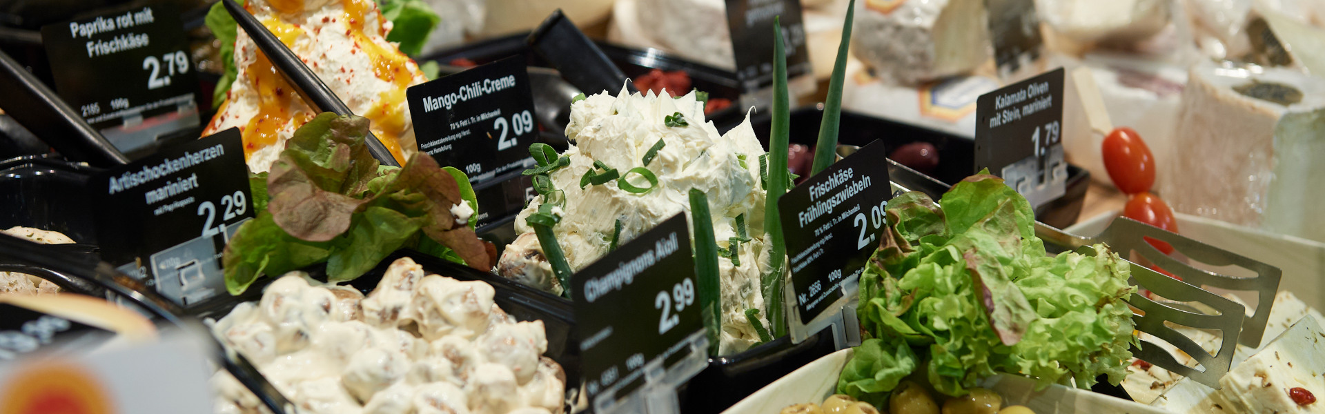 Käsetheke mit Aufstrichen und Antipasti