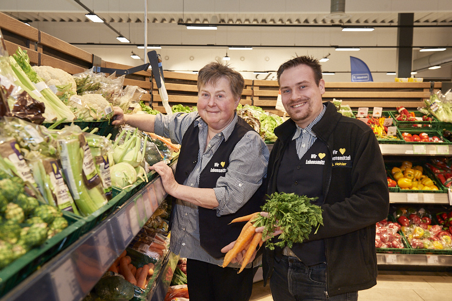 Frau Till und Herr Hohler bei der Obst und Gemüseabteilung