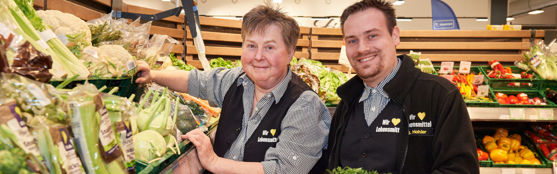 Frau Till und Herr Hohler bei der Obst und Gemüseabteilung