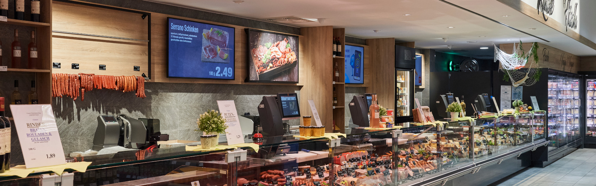 Frischetheke mit Wurst und Fleisch