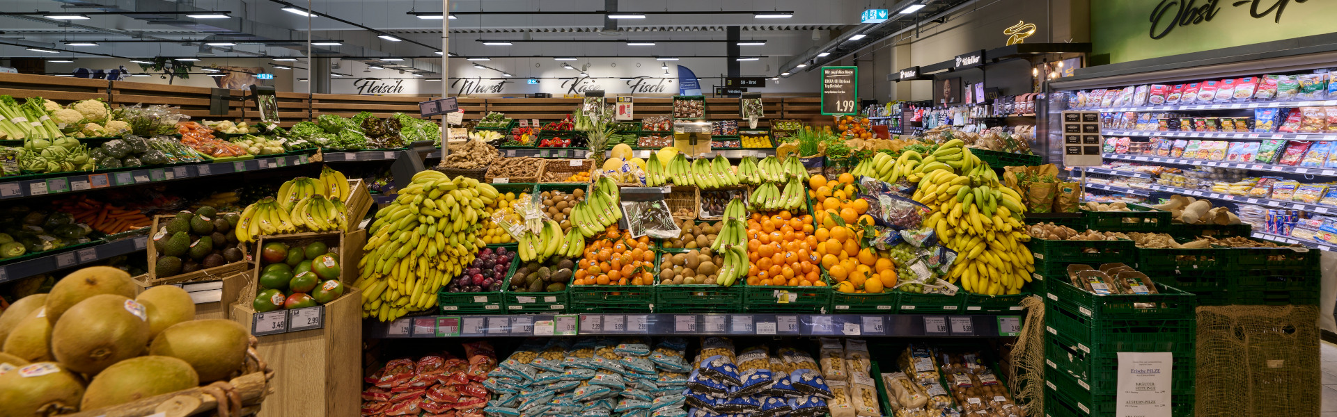 Obst Gemüse Abteilung mit Bananen und Frischem Obst